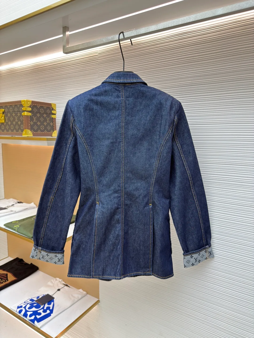 LOUIS VUITTON Dark blue logo cuffed denim jacket [Women's clothing] ●Authentic product: Purchased and developed by 18528 ●Item number: 1680635-B60 ●Fabric: Denim denim ●Technology: Made on positioning cutting machine ●Version: Fitted version ●Weight: about 860 grams ●Size: 36-38-40 ●Description: This mini shorts is cut with seasonal deep-washed denim to create a neat straight fit. Contrasting topstitching outlines the classic structural lines, and the cuffed trousers reveal the Monogram printed lining, upgrading your daily look. The overall wiring is straight and delicate, the fabric is comfortable and soft, and the color is consistent without color difference. It can be matched with the same style to create a fashionable look and control various occasions. Customized accessories, complete with three standards, same style for men and women!